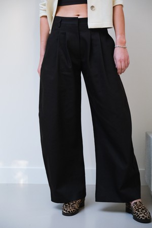 Dubbele Bandplooi Broek | Katoen Bruin from Sûr Atelier