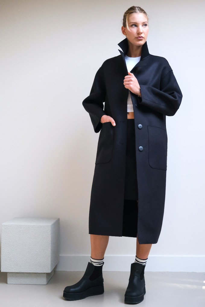 Lange Jas | Wol Zwart from Sûr Atelier