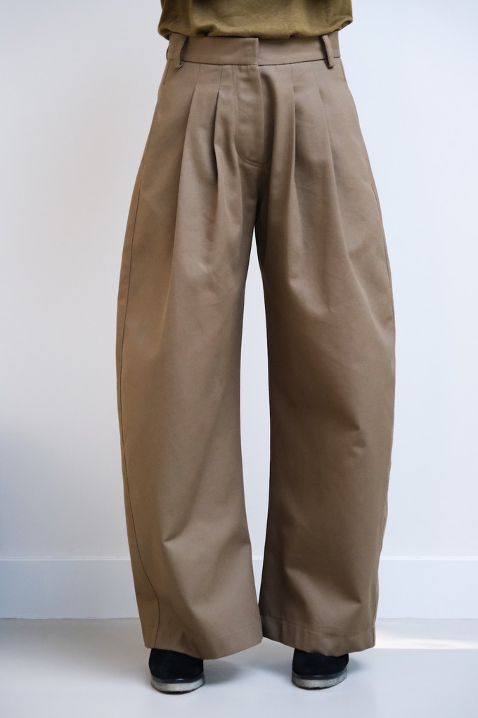 Dubbele Bandplooi Broek | Katoen Olijfgroen from Sûr Atelier