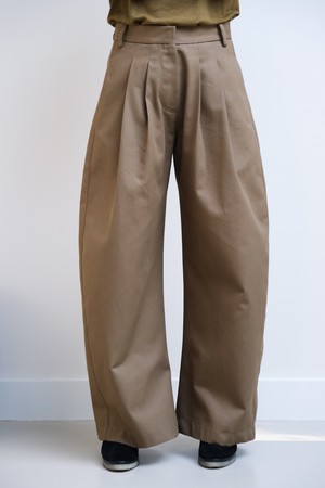 Dubbele Bandplooi Broek | Katoen Olijfgroen from Sûr Atelier