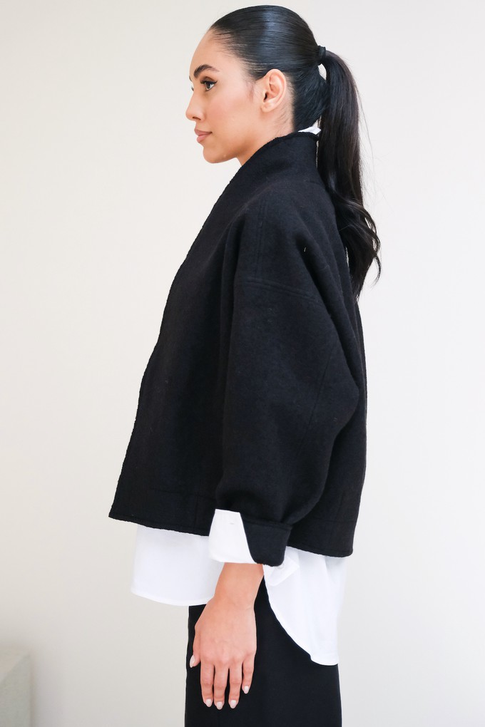 Kort Vestje | Wol Zwart from Sûr Atelier