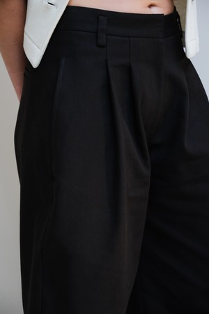 Dubbele Bandplooi Broek | Katoen Bruin from Sûr Atelier