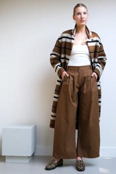 Dubbele Bandplooi Broek | Katoen Cognac via Sûr Atelier