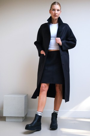 Lange Jas | Wol Zwart from Sûr Atelier