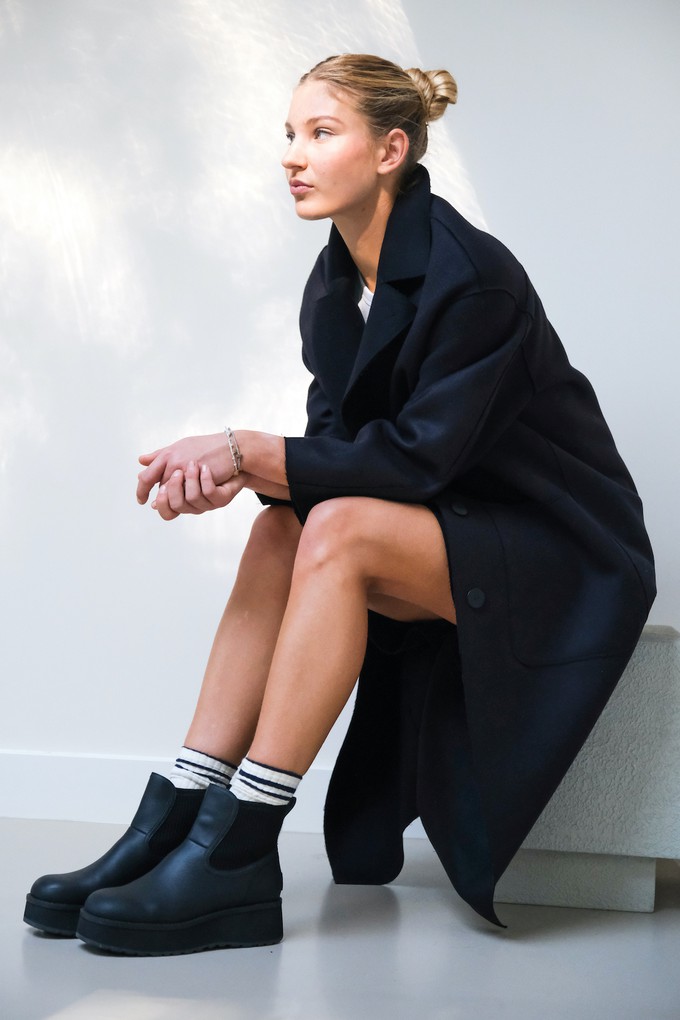 Lange Jas | Wol Zwart from Sûr Atelier