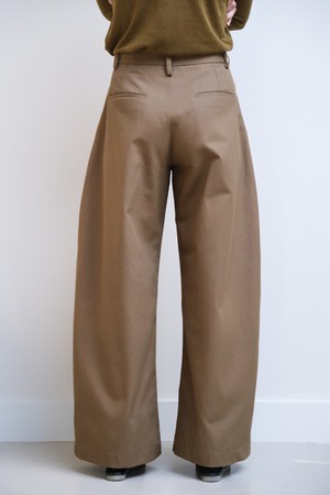 Dubbele Bandplooi Broek | Katoen Olijfgroen from Sûr Atelier