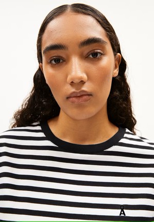 T-shirt Idaara Stripes Zwart Wit from The Blind Spot T-shirt Idaara Stripes Zwart Wit from The Blind Spot