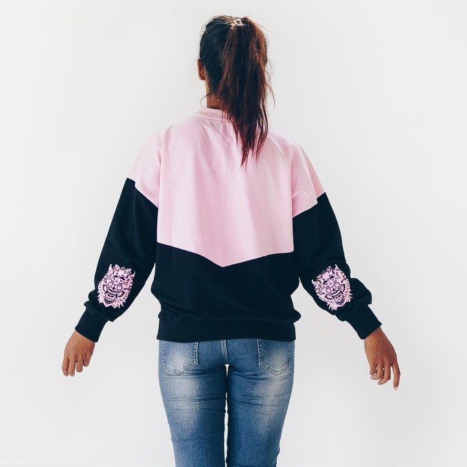 Sweatshirt - loose fit - gemaakt van biologisch katoen - zwart, roze from The Driftwood Tales