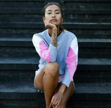 Sweatshirt - AMY - gemaakt van 4 verschillende gerecyclede stoffen - wit, donker roze, grijs via The Driftwood Tales