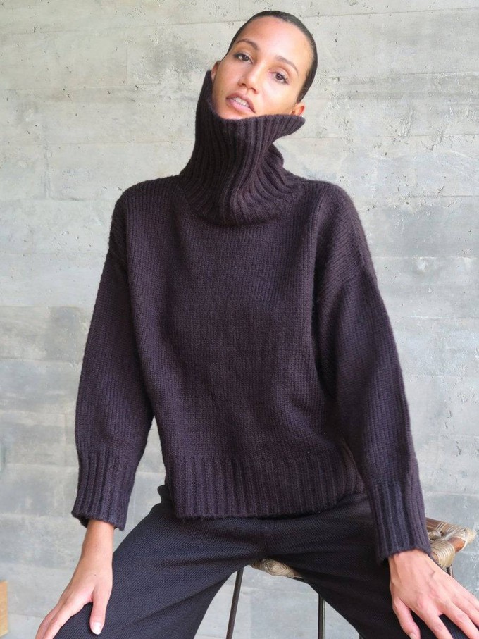 Berner Neck Sweater in Black from Urbankissed