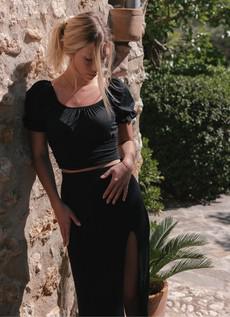 Amara Midi Skirt - Black van Urbankissed