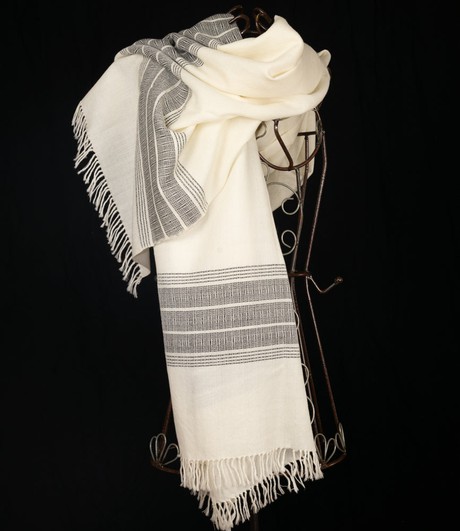 Roomwitte lamswollen sjaal met ingeweven motief from Via India