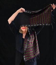 Kantha sjaal zwart matka zijde roze-groen geborduurd via Via India