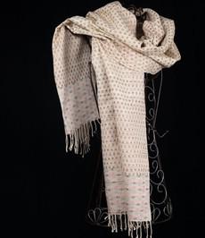 Ivoorwitte sjaal van matkazijde met kantha-borduurwerk van Via India