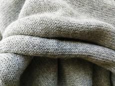 Extra Large Knitted Scarf | Silvery Grey | 100% Alpaca Wool van Yanantin Alpaca